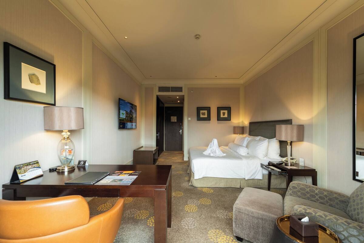 Minibar, in-room safe, desk, WiFi (free)