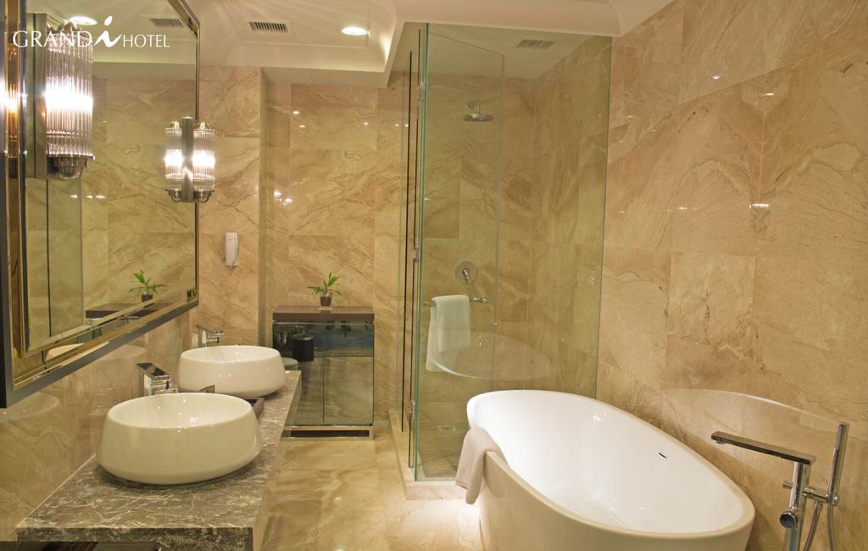 combined shower/bathtub, free toiletries, hair dryer, towels