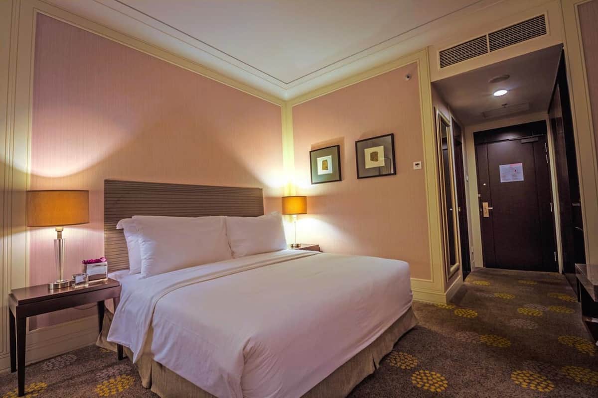 superior room, 1 king bed | minibar, in-room safe, desk, free wifi
