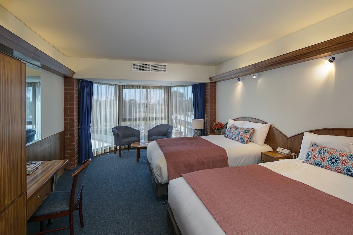 Phòng 2 giường đơn Deluxe, 2 giường cỡ queen | Bộ đồ giường cao cấp, nệm có lớp đệm bông, bàn, màn/rèm cản sáng