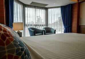 Deluxe Room, 1 Queen Bed | Premium bedding, pillow-top beds, desk, blackout curtains
