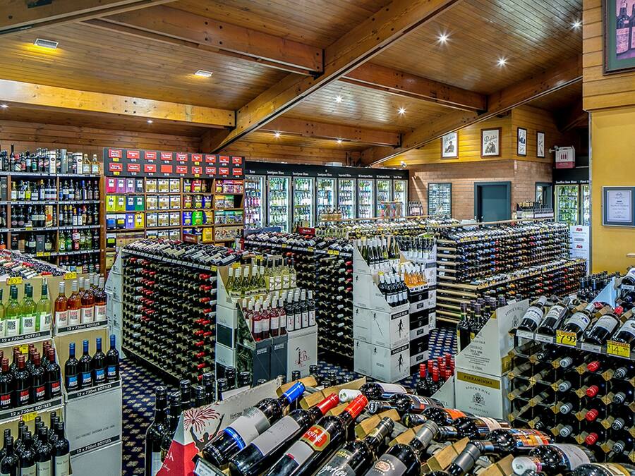 Una licorería grande con numerosos pasillos de vinos y licores.