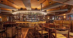 2 restaurants, serveren lunch