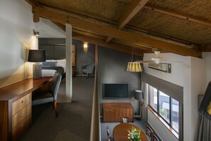 Standaard kamer | Luxe beddengoed, pillowtop-bedden, een bureau, verduisterende gordijnen