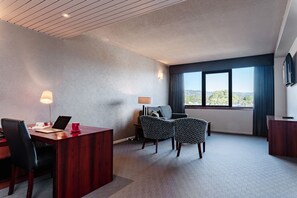 Executive Spa Suite | Living area | 42-inch plasma TV with satellite channels, TV - Arkaba Hotel (Fullarton)