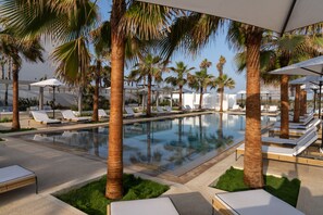 2 outdoor pools, pool loungers
