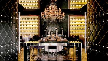 3 restaurantes; se sirve desayuno, almuerzo y cena; cocina mediterránea