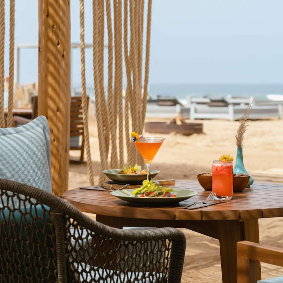 3 restaurants; breakfast, lunch, and dinner served