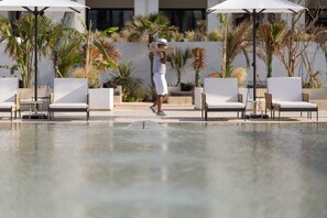 2 outdoor pools, pool loungers