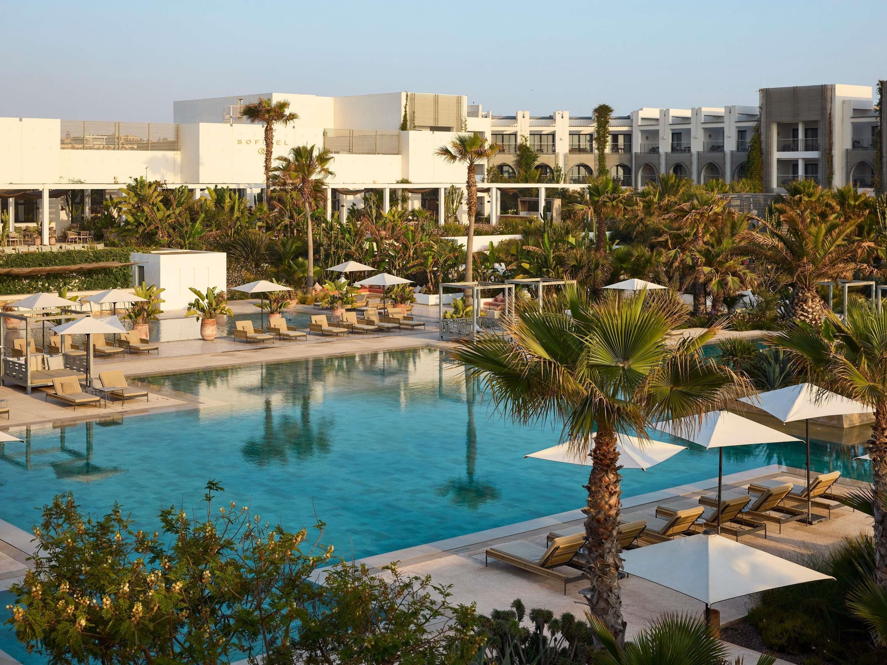 2 outdoor pools, pool loungers