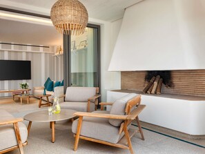 Premium bedding, in-room safe, desk, laptop workspace