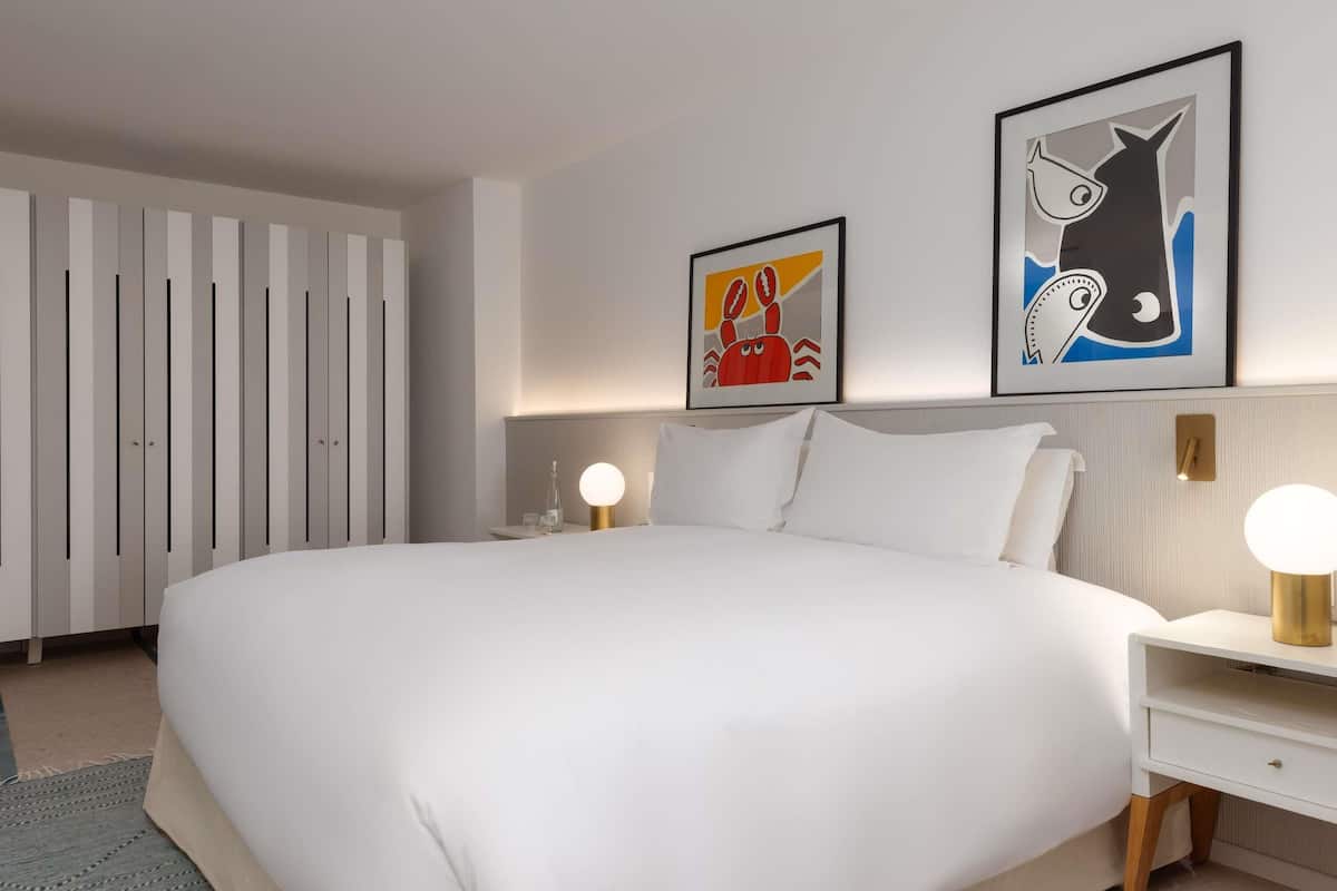 Premium bedding, in-room safe, desk, laptop workspace
