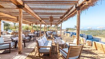 3 restaurantes; se sirve desayuno, almuerzo y cena; cocina mediterránea