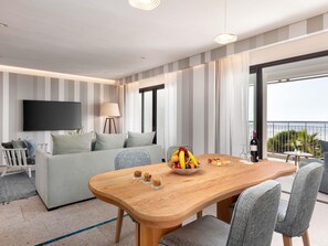 Phòng Suite, 1 giường cỡ king, hiên | Bộ đồ giường cao cấp, két bảo mật tại phòng, bàn 