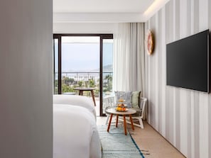 Habitación superior, 1 cama Queen size (Pool and Sea View) | Ropa de cama de alta calidad y caja de seguridad en la habitación
