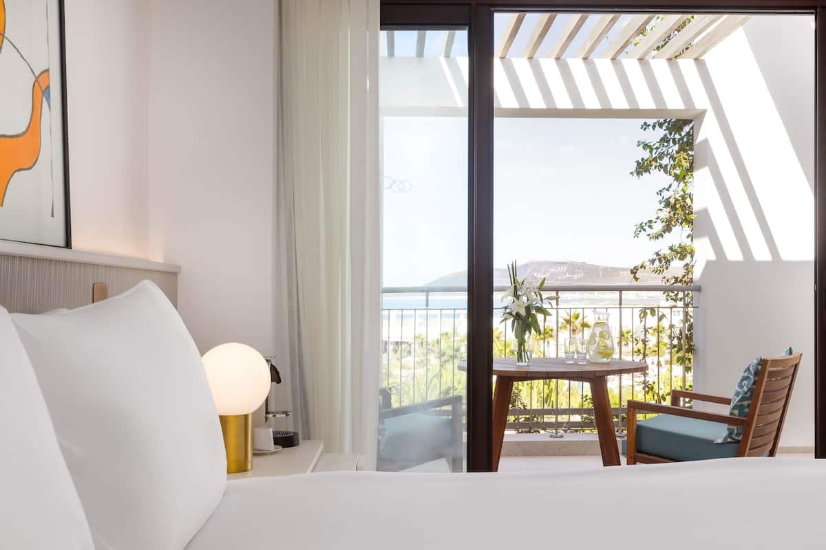 Chambre supérieure, 1 grand lit (Pool and Sea View) | Literie de qualité, minibar, coffre-fort, bureau