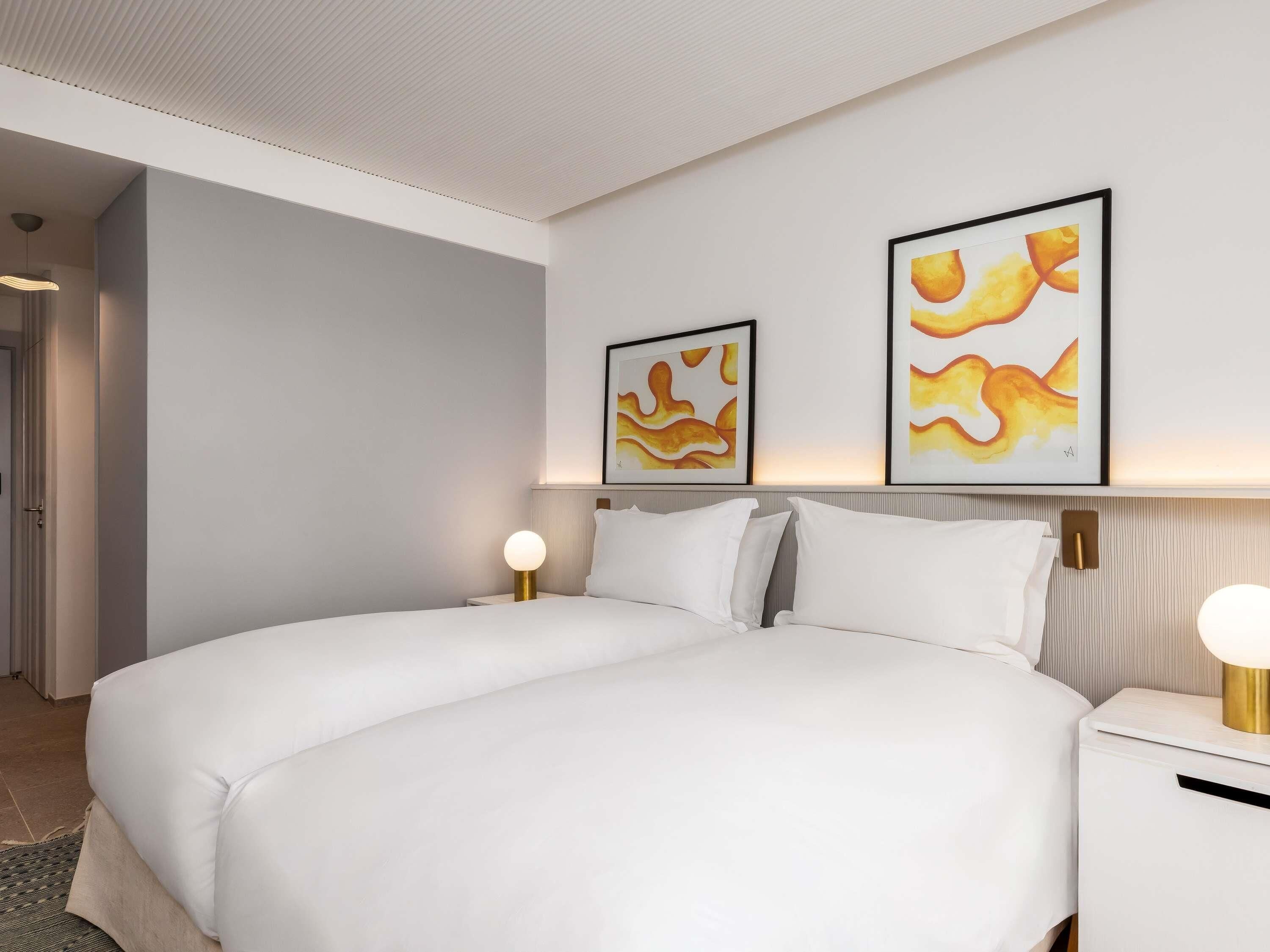 高档床上用品、客房内保险箱、办公桌、笔记本电脑工作区