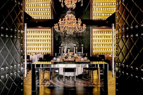 3 restaurants; s'hi serveixen esmorzars, dinars i sopars