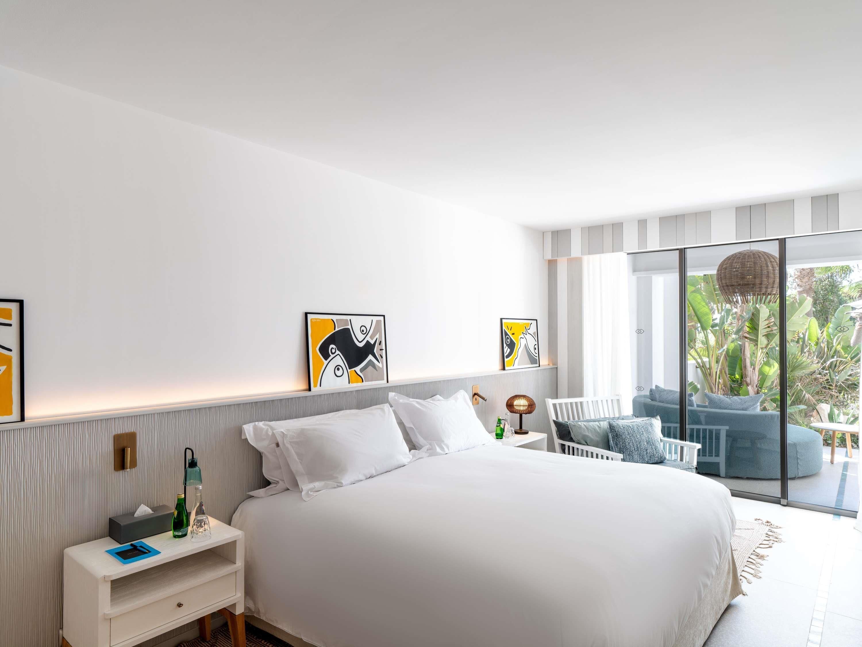 Premium bedding, in-room safe, desk, laptop workspace