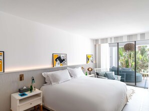 Bộ đồ giường cao cấp, két bảo mật tại phòng, bàn 