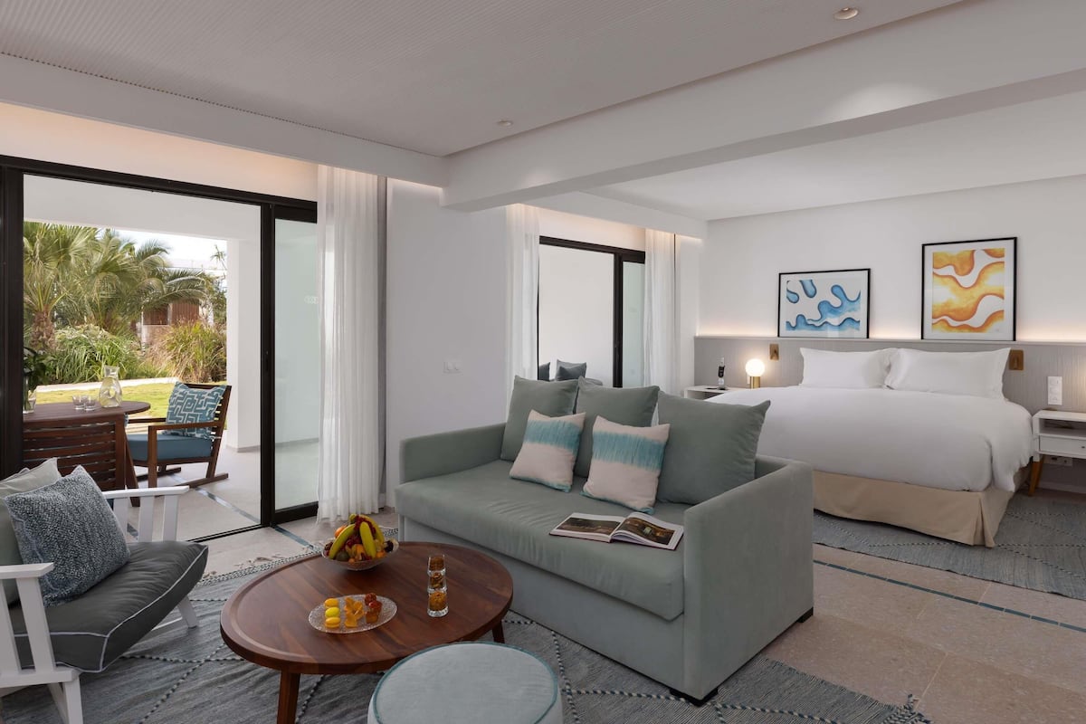 Suite junior, 1 cama King size, Terraza, vista al jardín | Ropa de cama de alta calidad y minibar