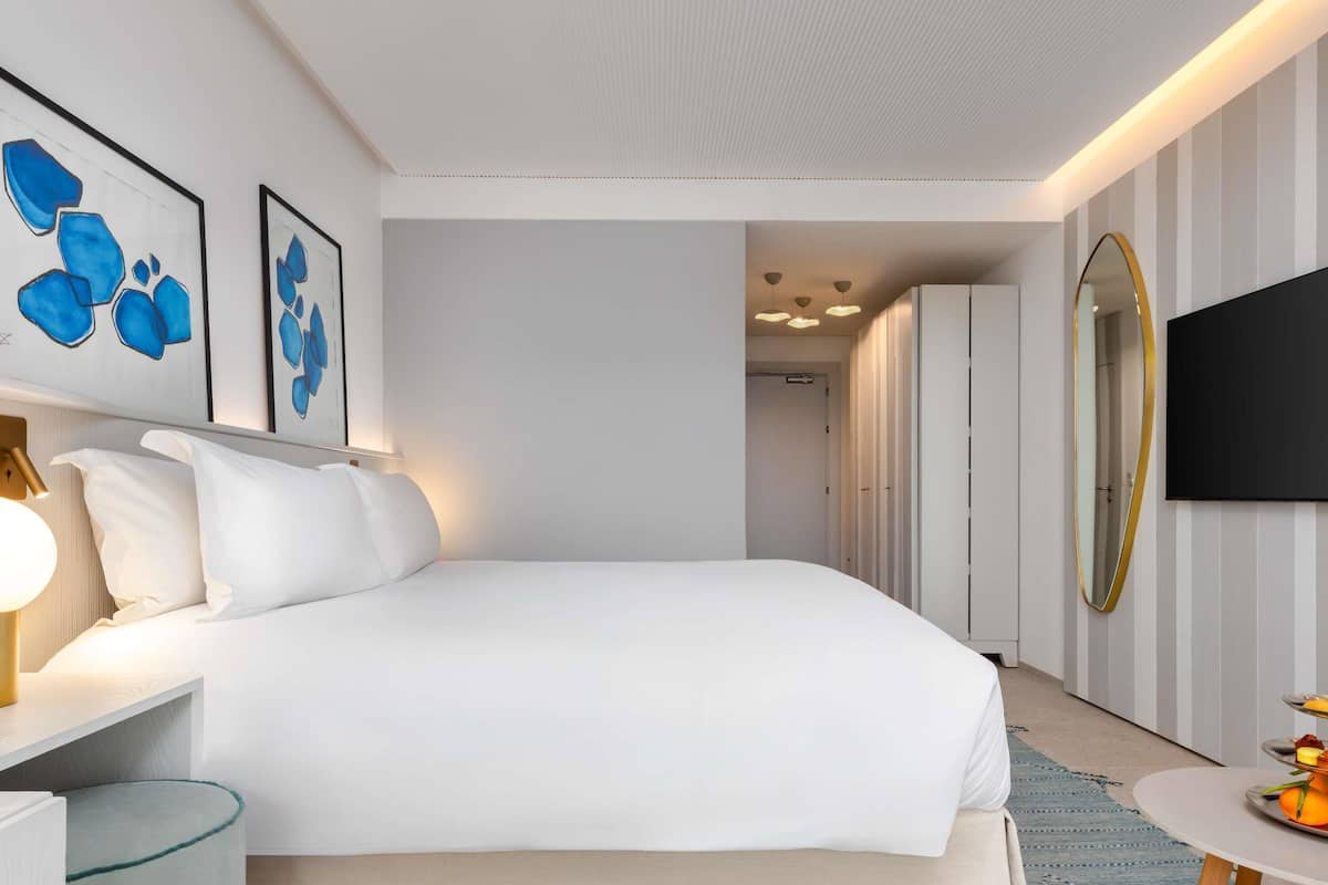 Ropa de cama de alta calidad y caja de seguridad en la habitación
