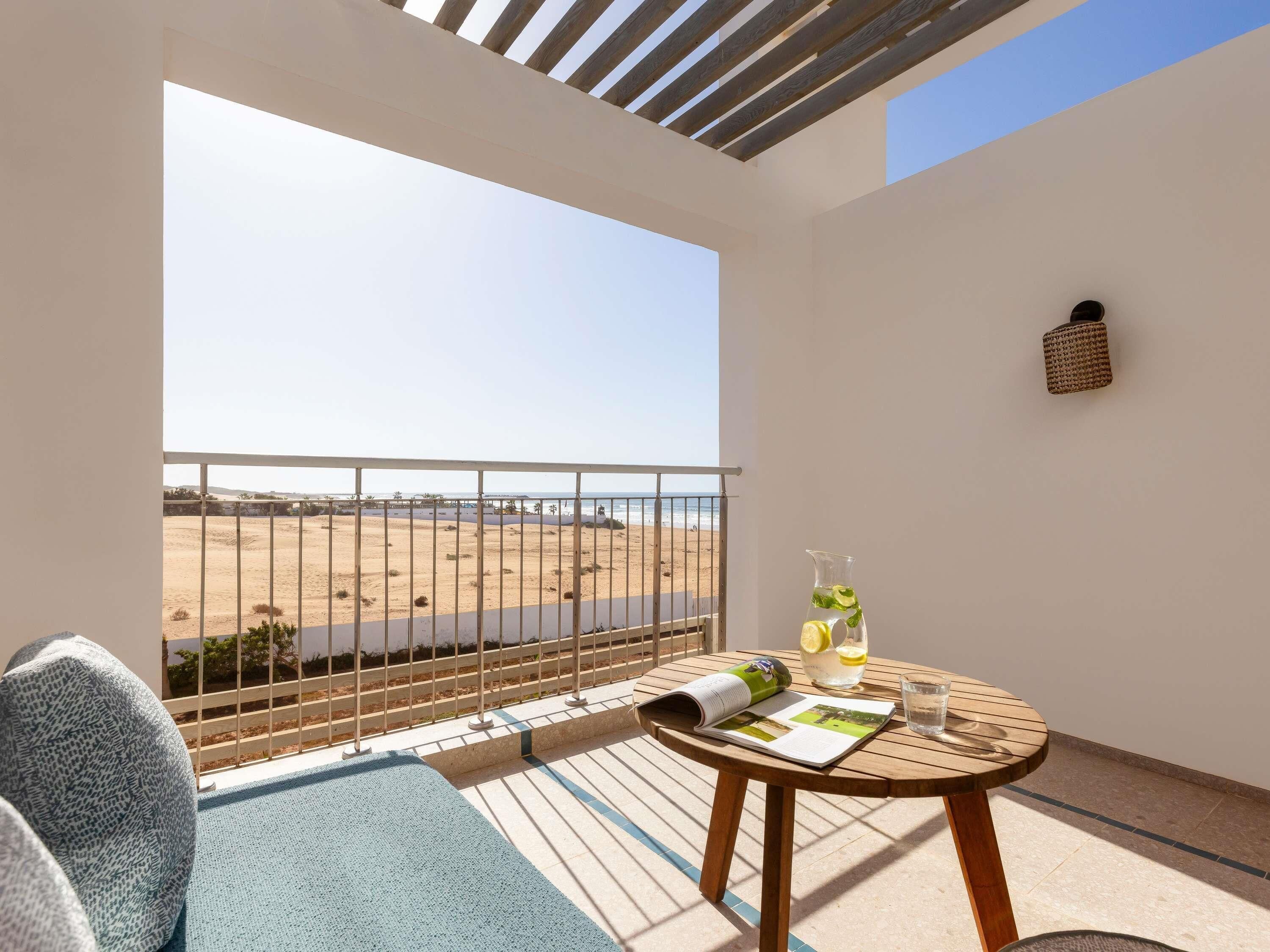 高档床上用品、客房内保险箱、办公桌、笔记本电脑工作区