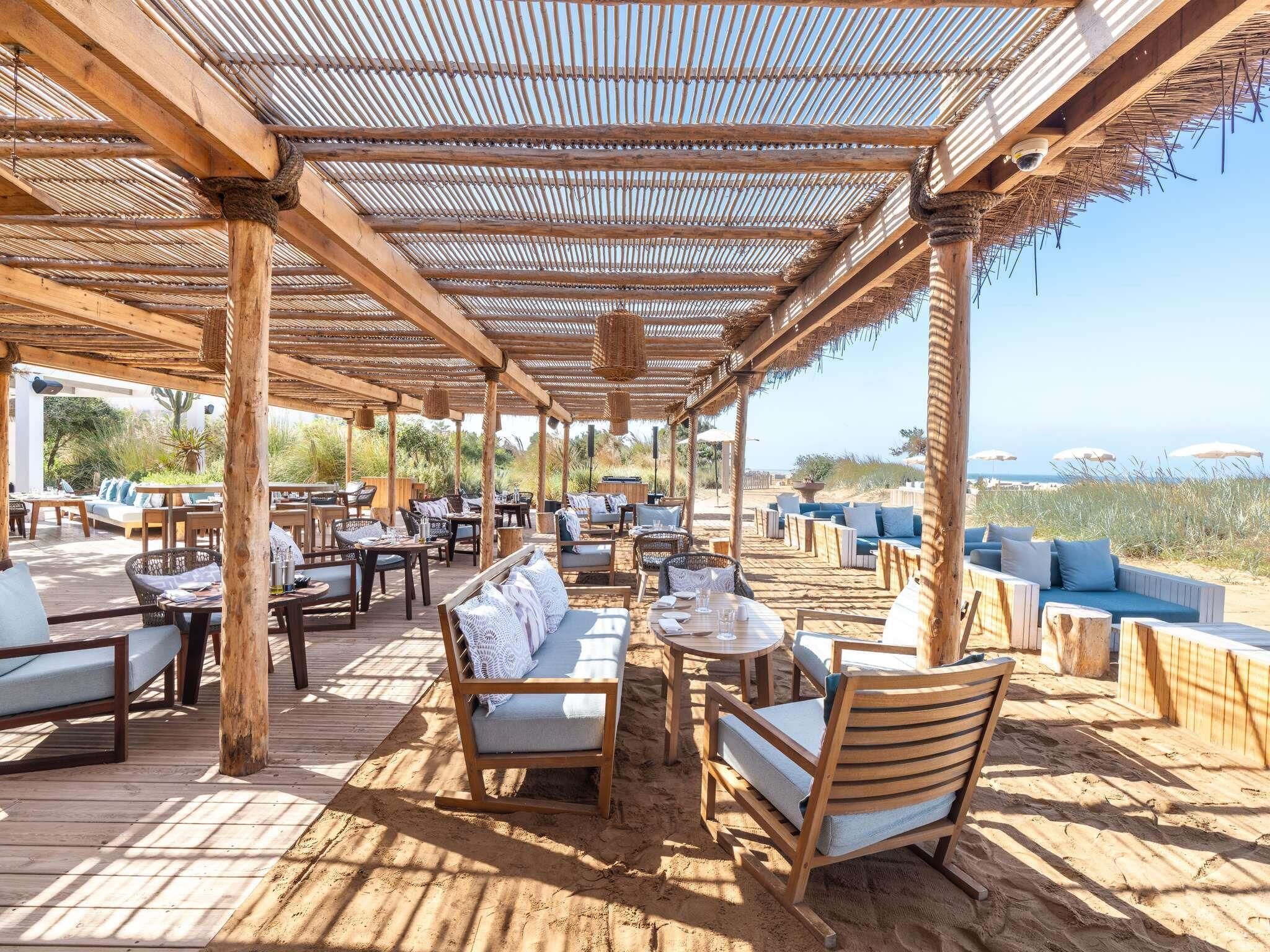 3 restaurants; breakfast, lunch, and dinner served