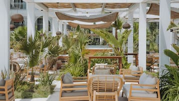 3 restaurantes; se sirven desayunos, almuerzos y cocina mediterránea