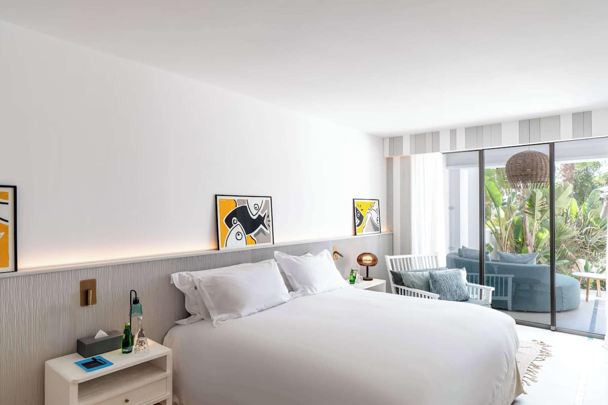 Premium bedding, in-room safe, desk, laptop workspace