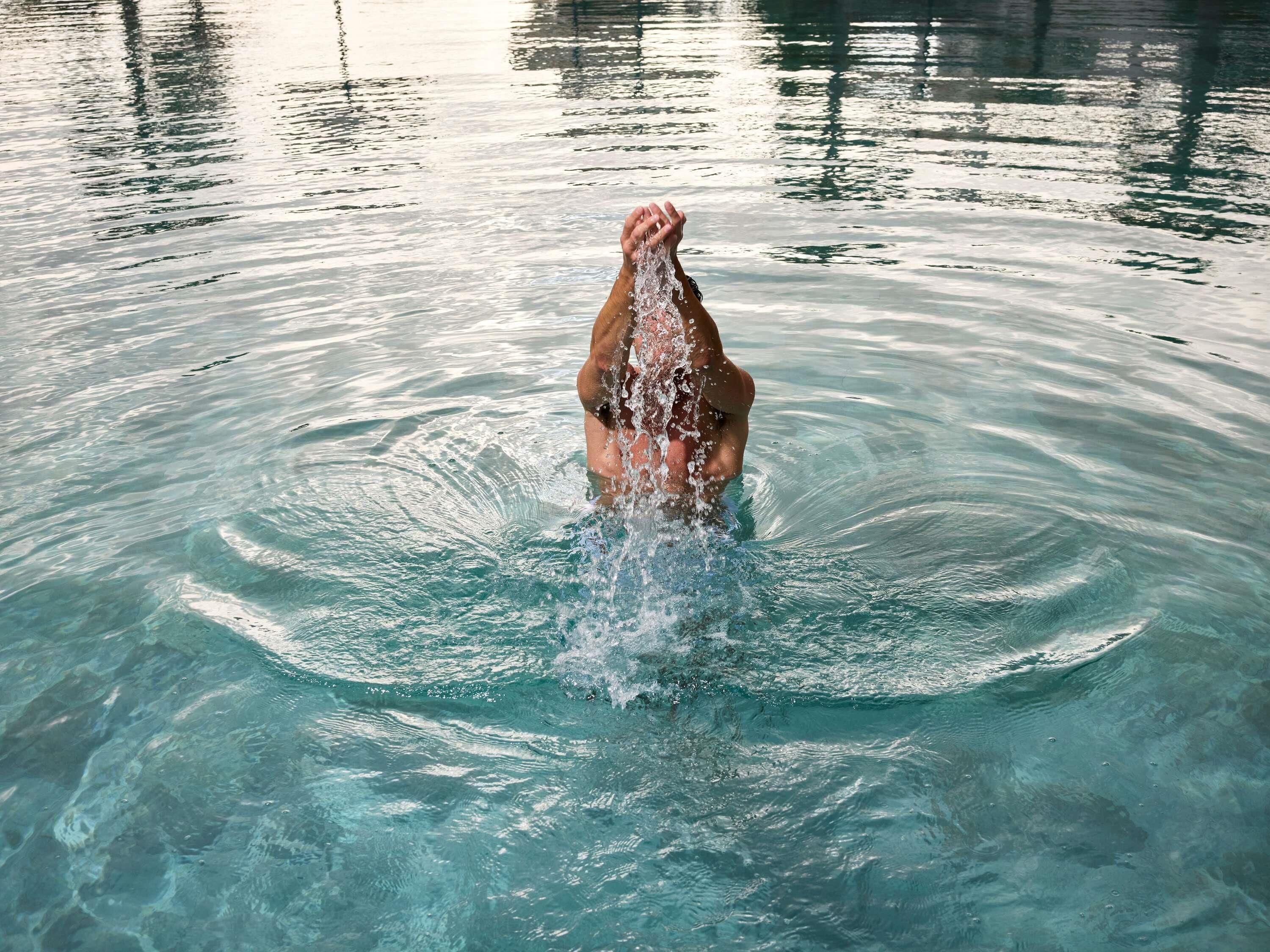 2 outdoor pools, pool loungers