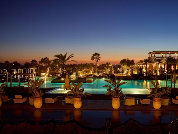 2 outdoor pools, pool loungers