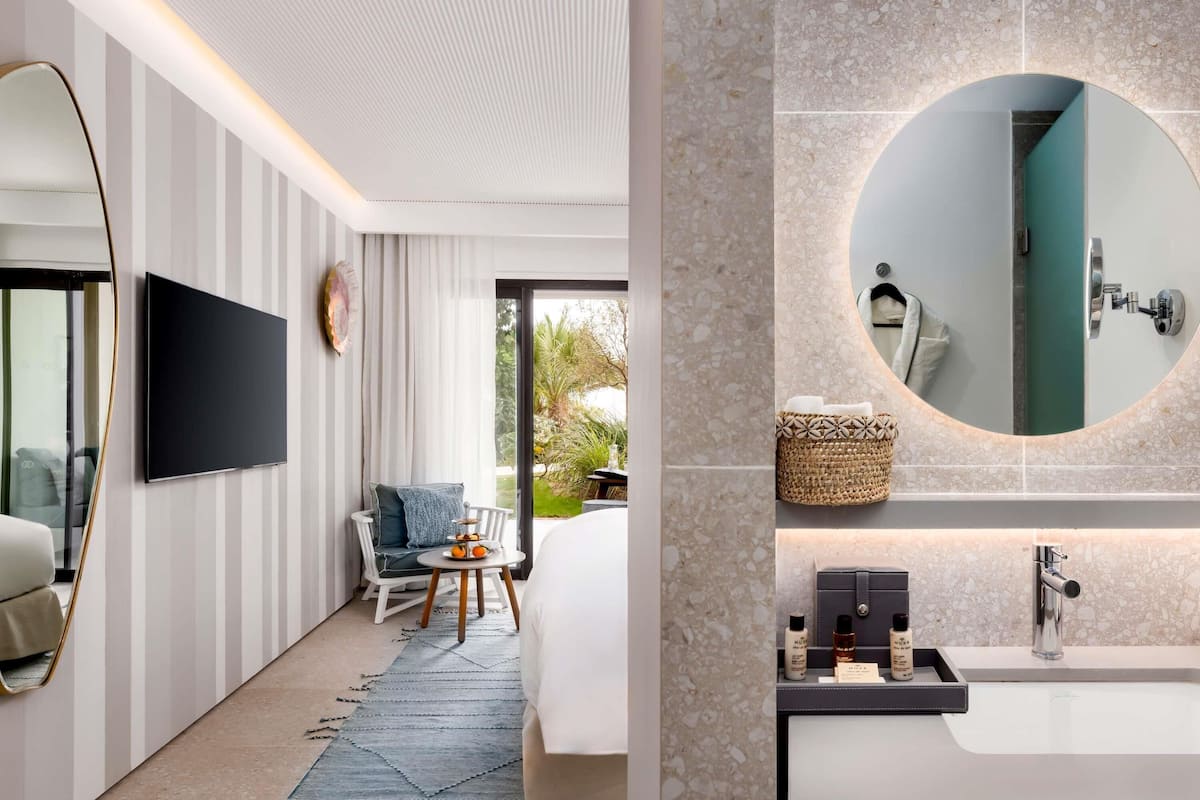 superior room, 1 king bed, garden view | premium bedding, in-room safe, desk, laptop workspace