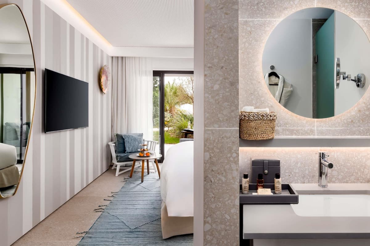 Superior Room, 1 King Bed, Garden View