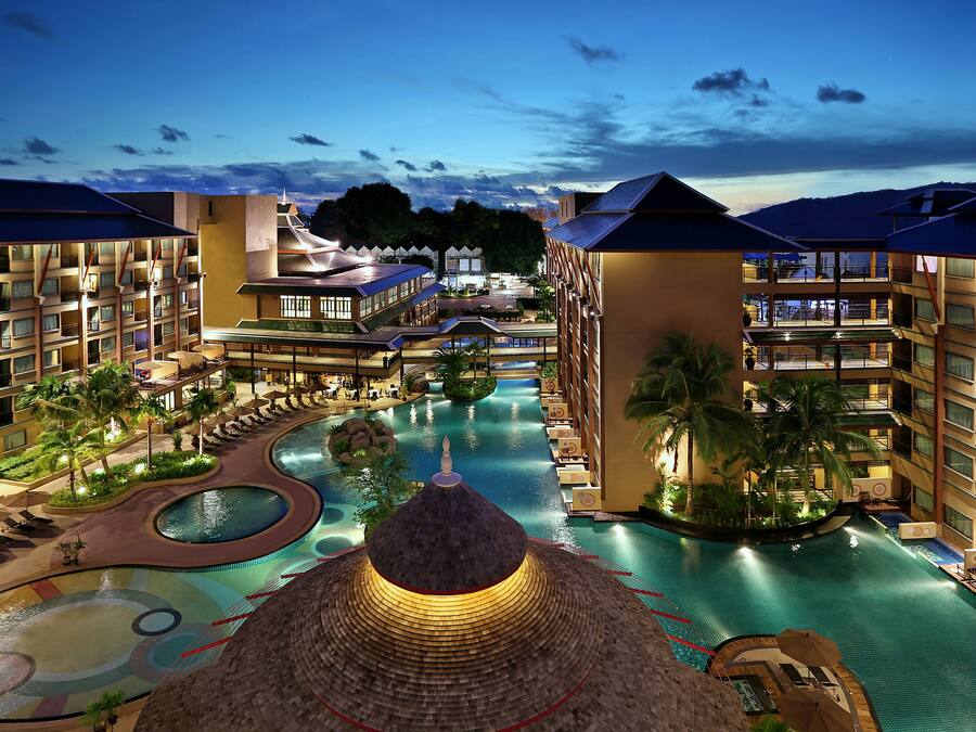 Piscina externa, funciona das 8h às 19h, guarda-sóis, espreguiçadeiras