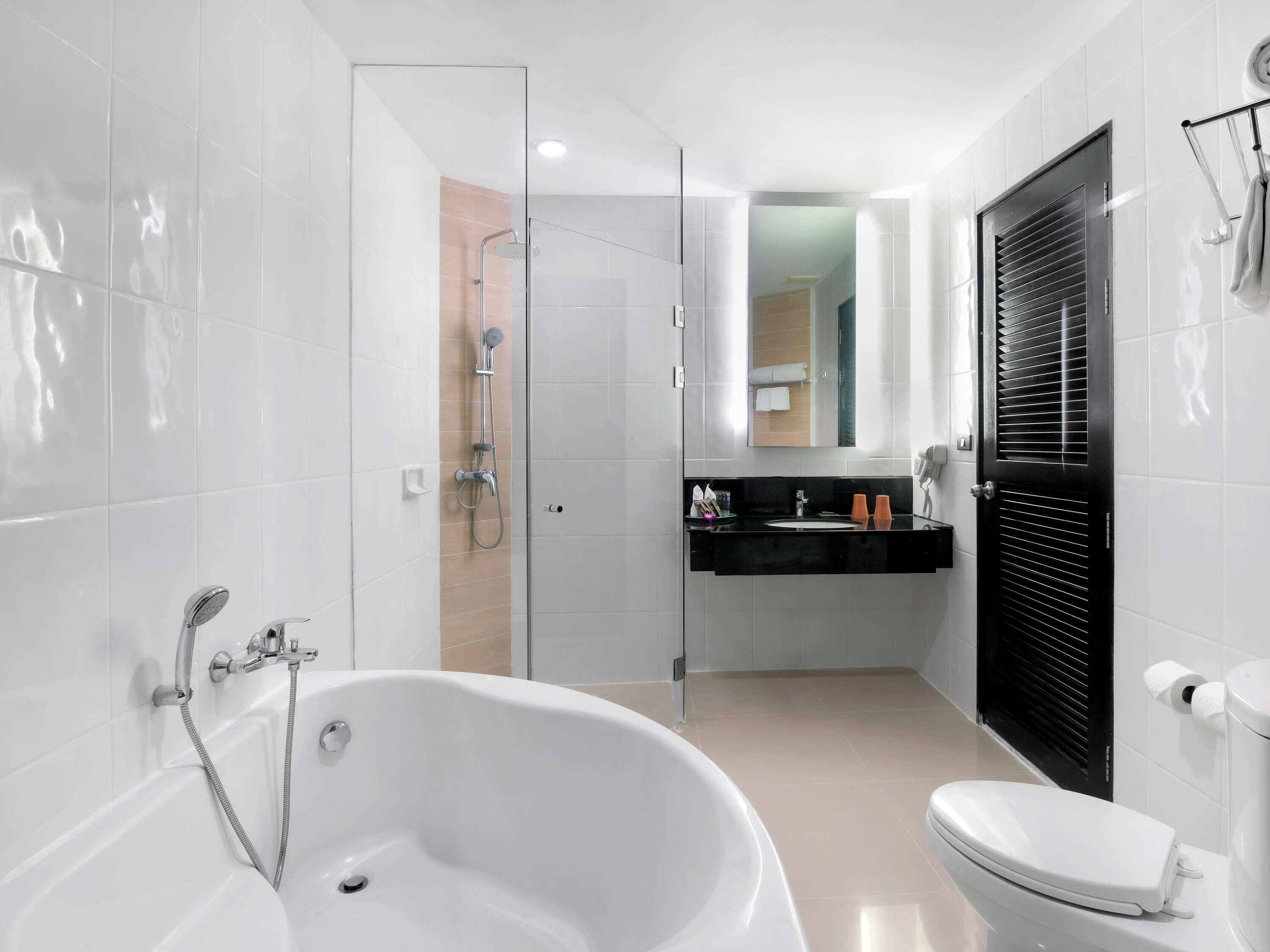 Deluxe Room, 2 Twin Beds | Premium bedding, in-room safe, desk, laptop workspace