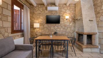 Villa Tradition, 3 chambres, vue montagne | Coin séjour | Télévision