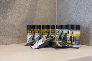 淋浴設備、免費盥洗用品、吹風機、毛巾