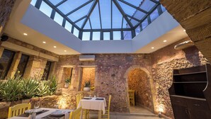 Breakfast and dinner served - Spilia Village Hotel & Villas (Platanias)