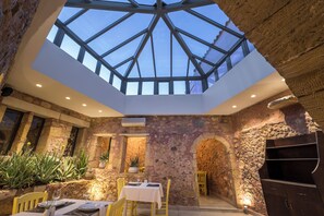 Breakfast and dinner served, garden views  - Spilia Village Hotel & Villas (Platanias)