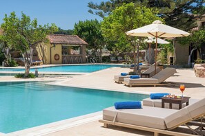Seasonal outdoor pool, pool umbrellas, pool loungers - Spilia Village Hotel & Villas (Platanias)
