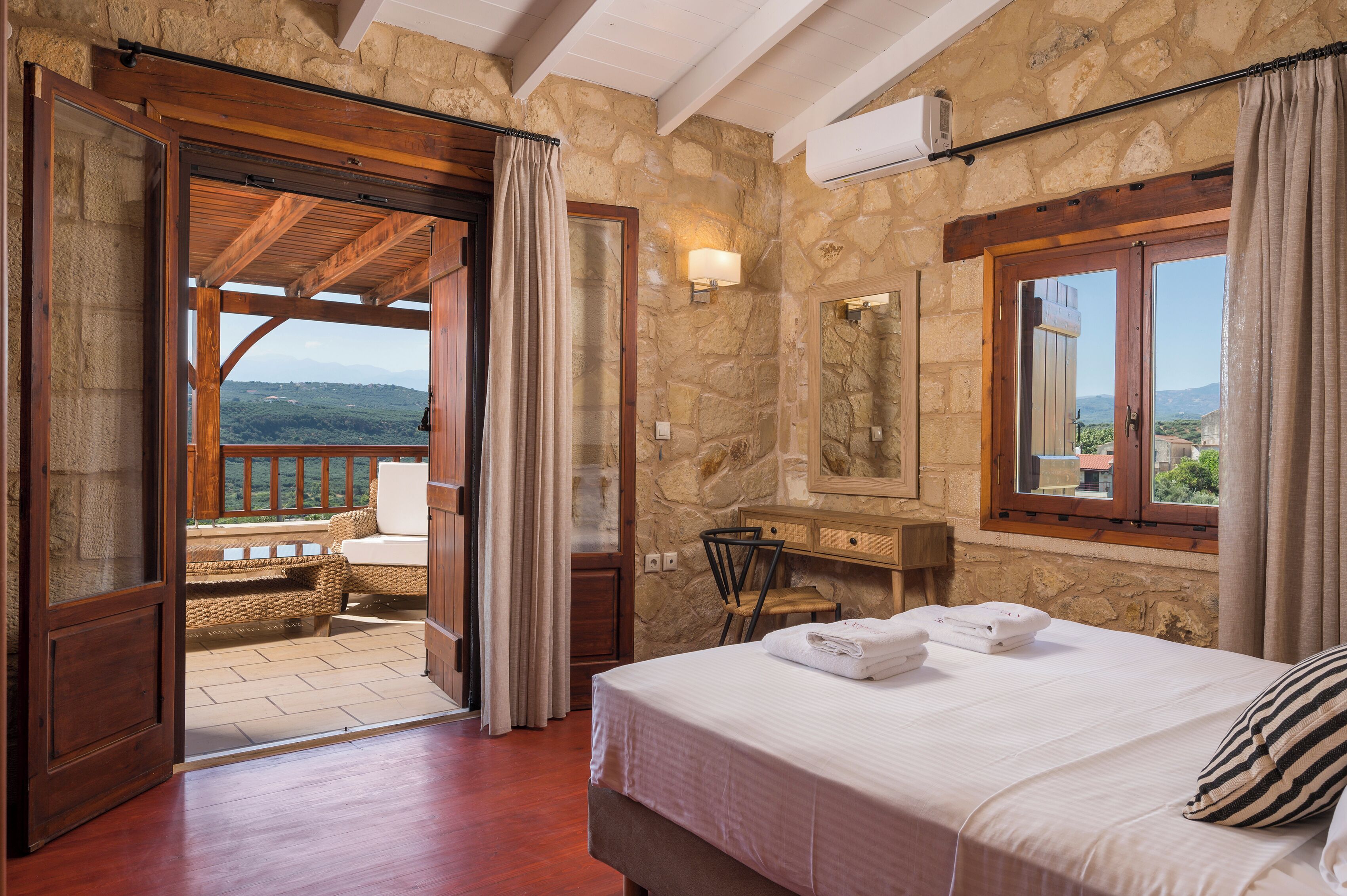 Minibar, in-room safe, desk, free WiFi