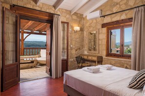 Minibar, in-room safe, desk, free WiFi - Spilia Village Hotel & Villas (Platanias)