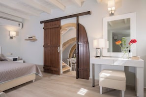 Deluxe Traditional Three Bedroom Suite | Minibar, in-room safe, desk, free WiFi - Spilia Village Hotel & Villas (Platanias)