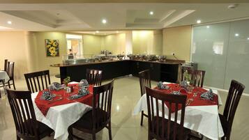 3 restaurants, serveren ontbijt