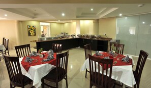 3 restaurants; breakfast, lunch, and dinner served