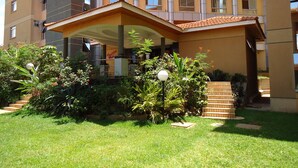 Terrace/patio - Afrique Suites Hotel (Kampala)