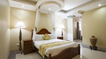 Executive suite | Lakens van Egyptisch katoen, Select Comfort-bedden, een minibar