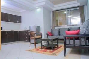 2 bars/lounges, swim-up bar, poolside bar