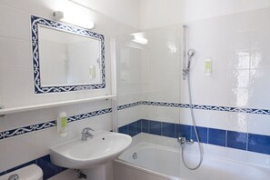 Hair dryer, towels - Motel Capsol (Mandelieu-La-Napoule)